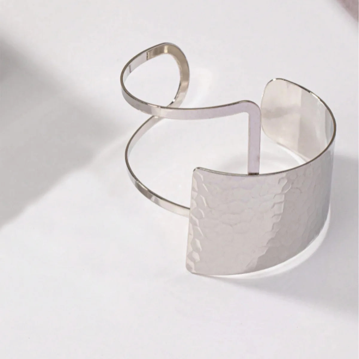 Golden Rings and Bracelets Are Irregularly Spliced in A Retro and Sexy Style with Water Ripple Patterns