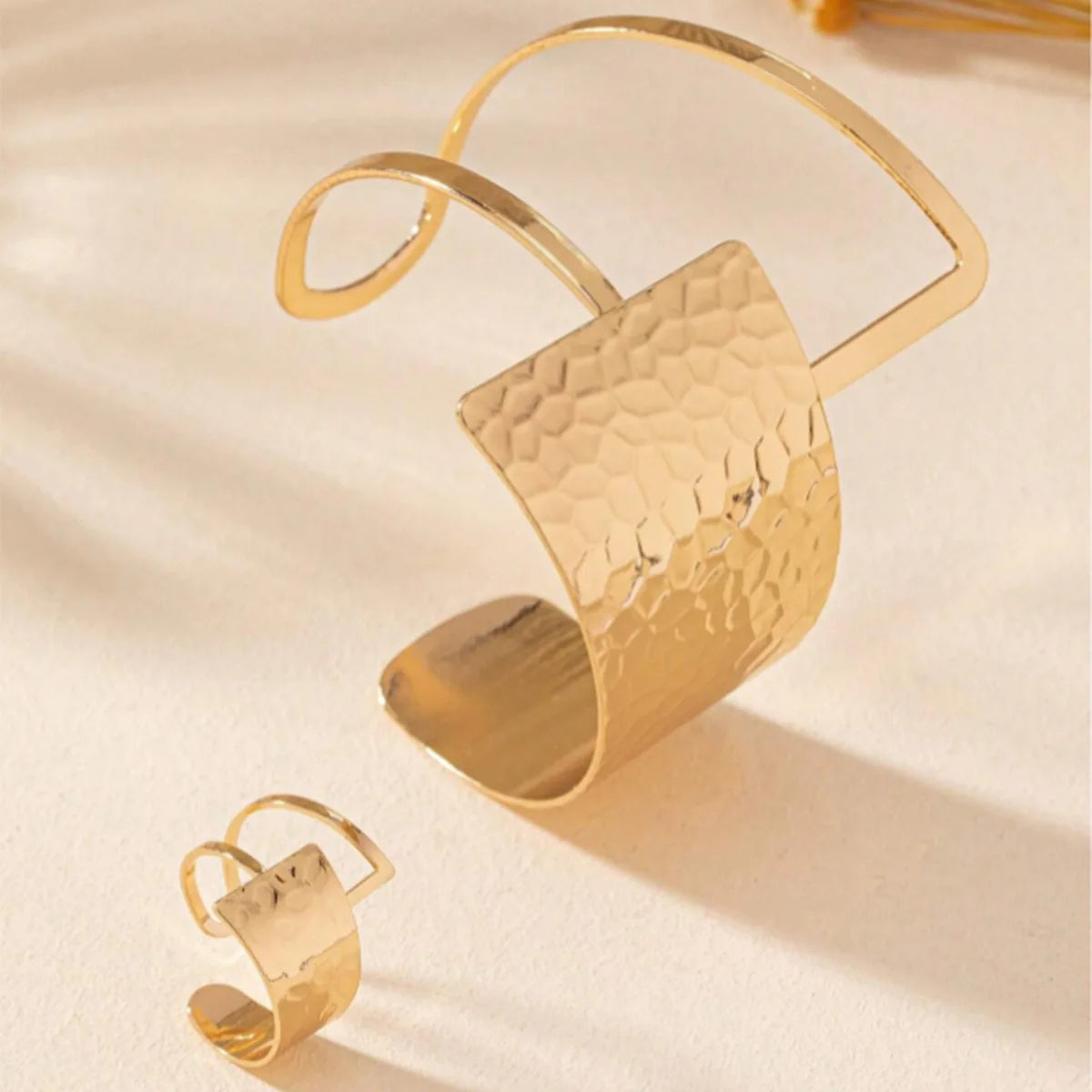 Golden Rings and Bracelets Are Irregularly Spliced in A Retro and Sexy Style with Water Ripple Patterns