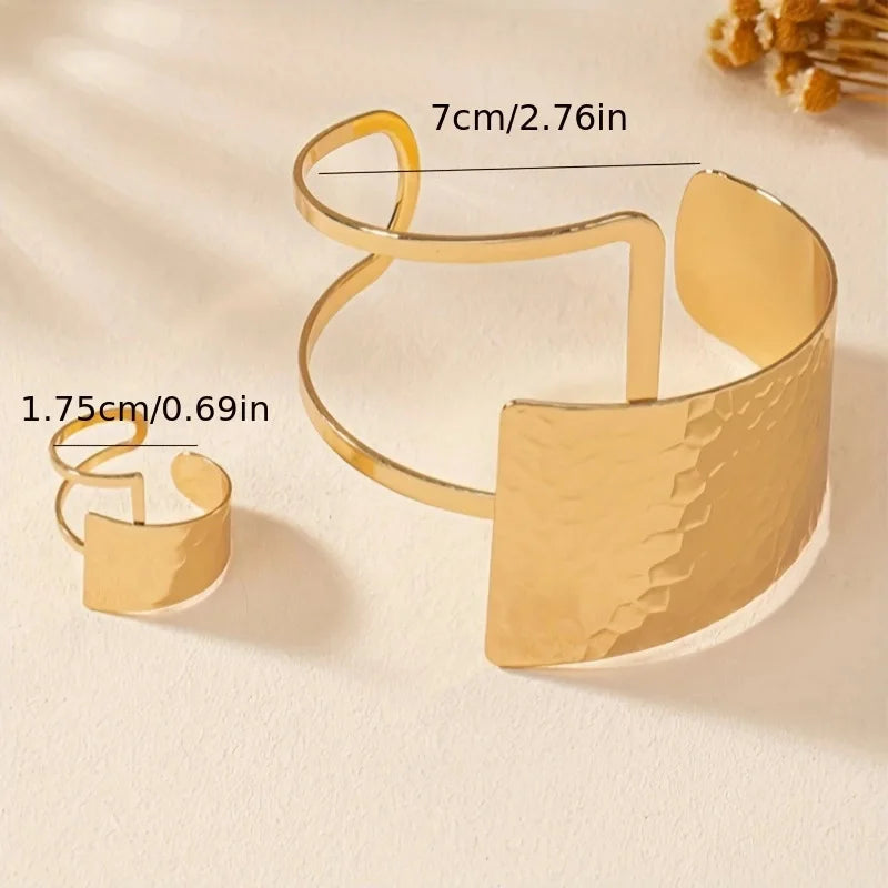 Golden Rings and Bracelets Are Irregularly Spliced in A Retro and Sexy Style with Water Ripple Patterns