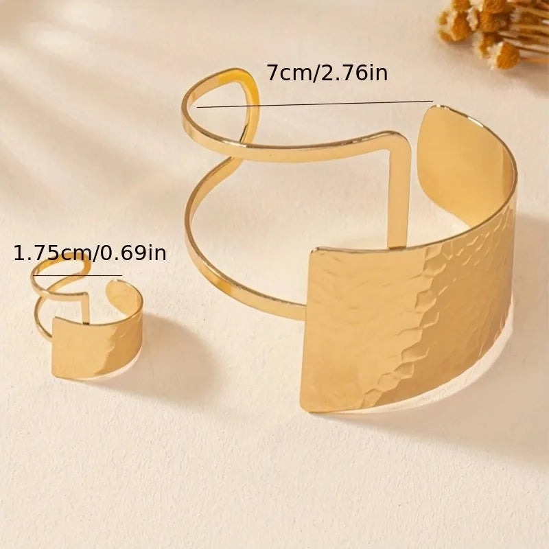 Golden Rings and Bracelets Are Irregularly Spliced in A Retro and Sexy Style with Water Ripple Patterns