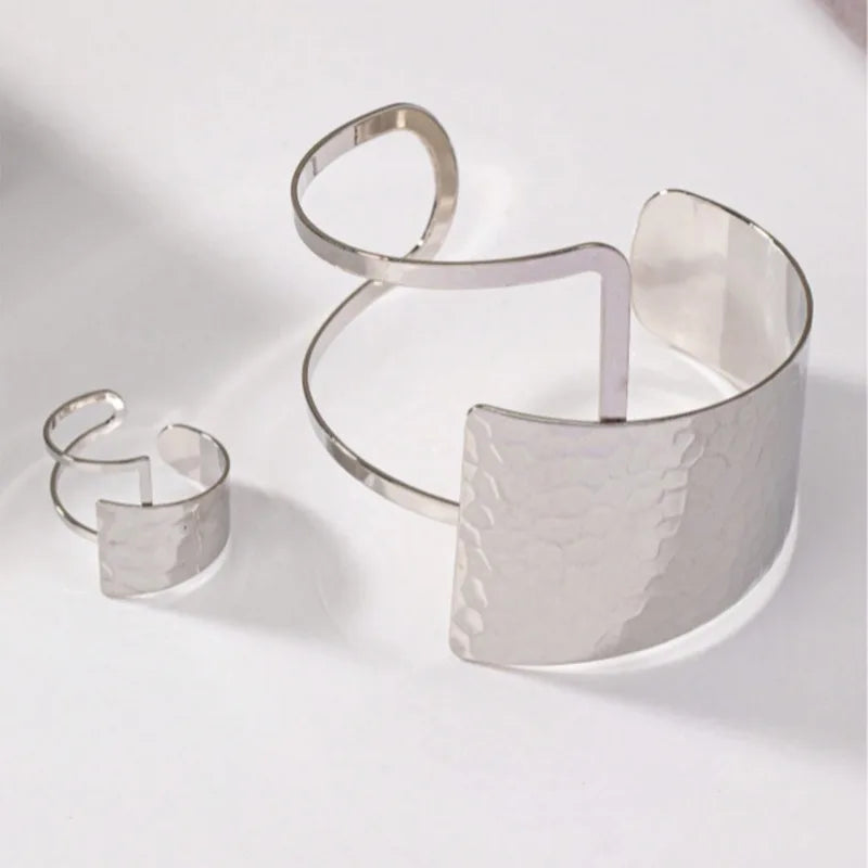 Golden Rings and Bracelets Are Irregularly Spliced in A Retro and Sexy Style with Water Ripple Patterns