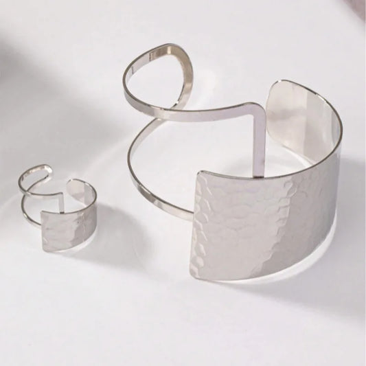 Golden Rings and Bracelets Are Irregularly Spliced in A Retro and Sexy Style with Water Ripple Patterns