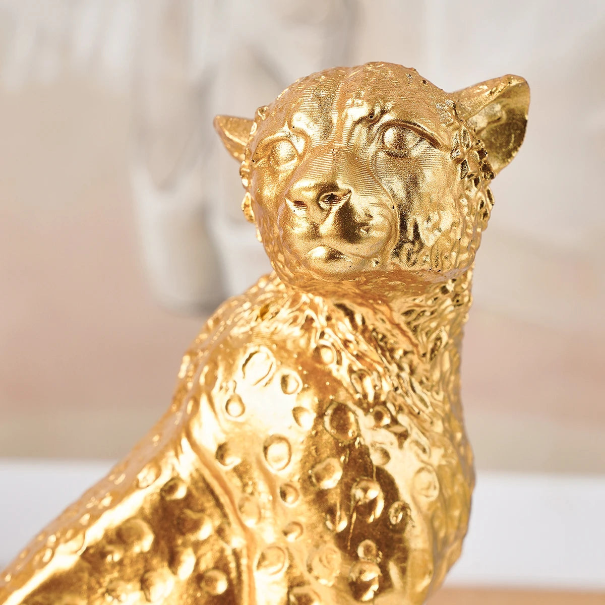 1PC, a golden leopard-shaped squatting desktop decorative item, suitable for study, entrance hall, office and hotel decoration