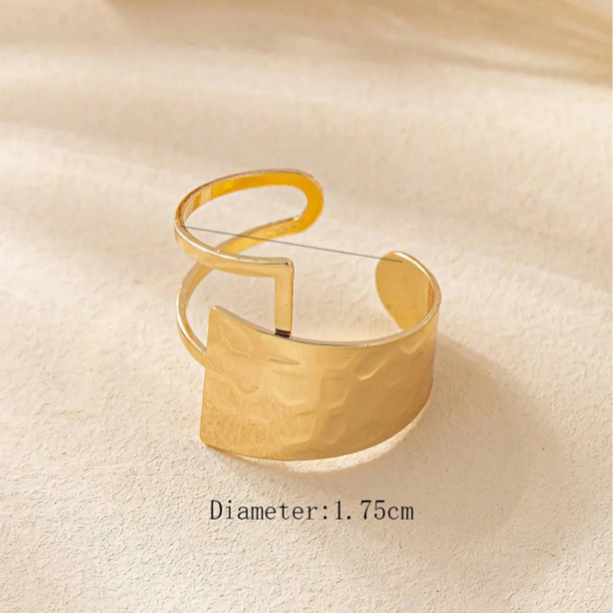 Golden Rings and Bracelets Are Irregularly Spliced in A Retro and Sexy Style with Water Ripple Patterns