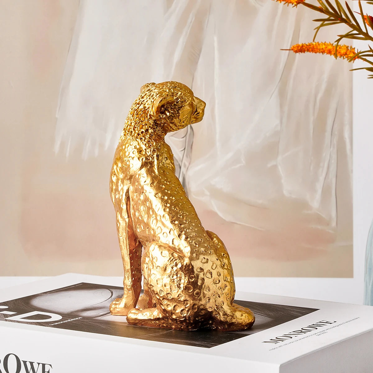 1PC, a golden leopard-shaped squatting desktop decorative item, suitable for study, entrance hall, office and hotel decoration