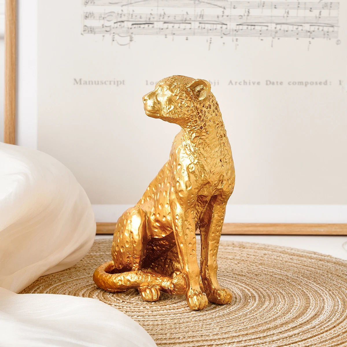 1PC, a golden leopard-shaped squatting desktop decorative item, suitable for study, entrance hall, office and hotel decoration