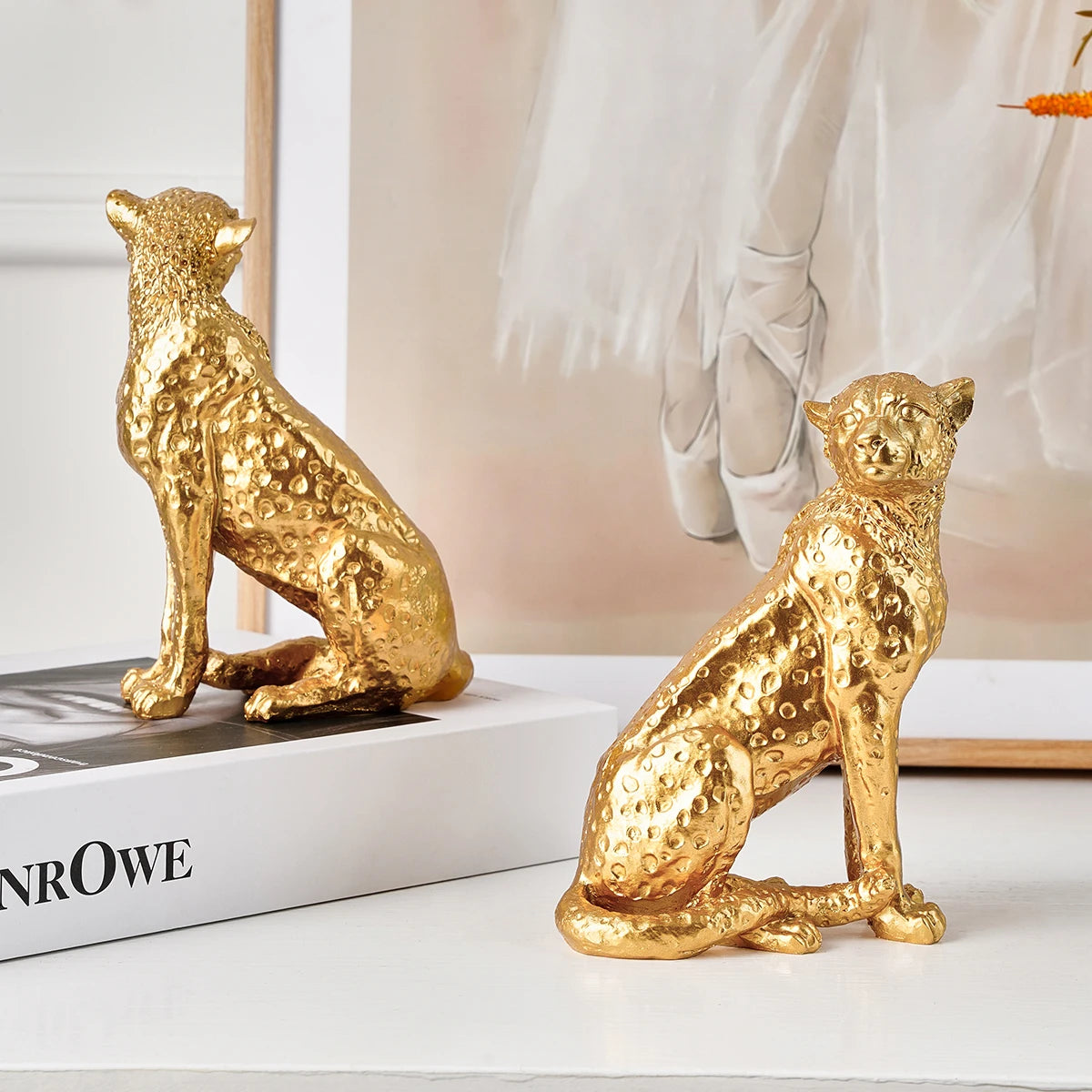 1PC, a golden leopard-shaped squatting desktop decorative item, suitable for study, entrance hall, office and hotel decoration
