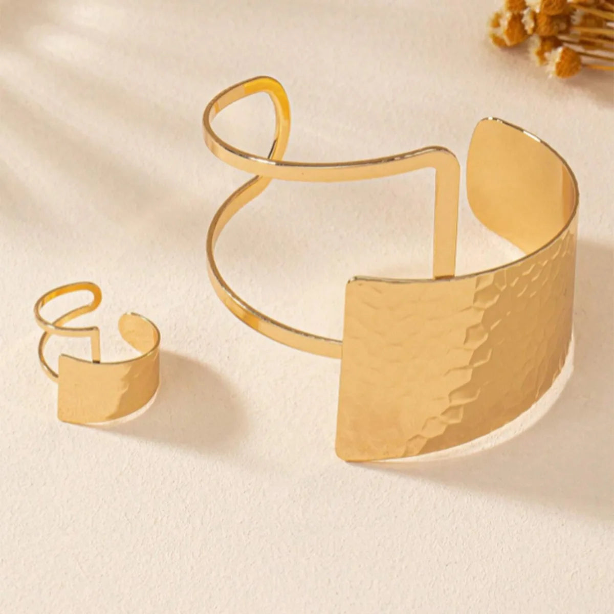 Golden Rings and Bracelets Are Irregularly Spliced in A Retro and Sexy Style with Water Ripple Patterns