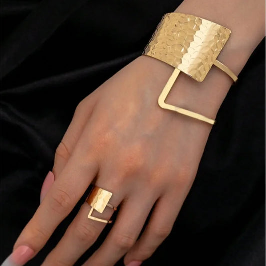 Golden Rings and Bracelets Are Irregularly Spliced in A Retro and Sexy Style with Water Ripple Patterns