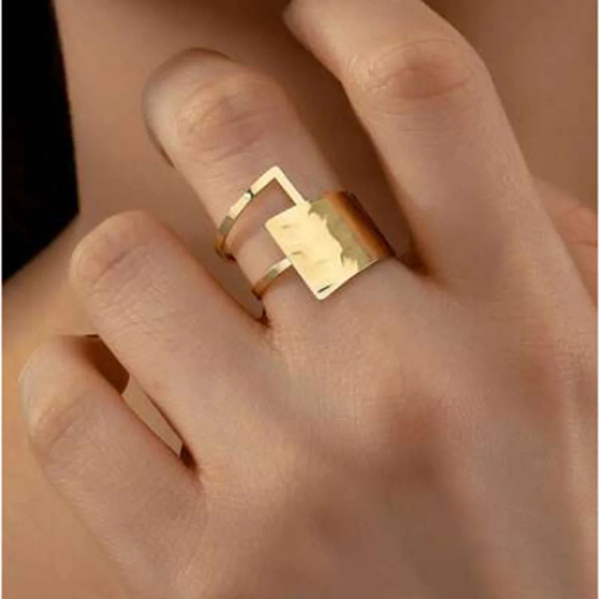 Golden Rings and Bracelets Are Irregularly Spliced in A Retro and Sexy Style with Water Ripple Patterns