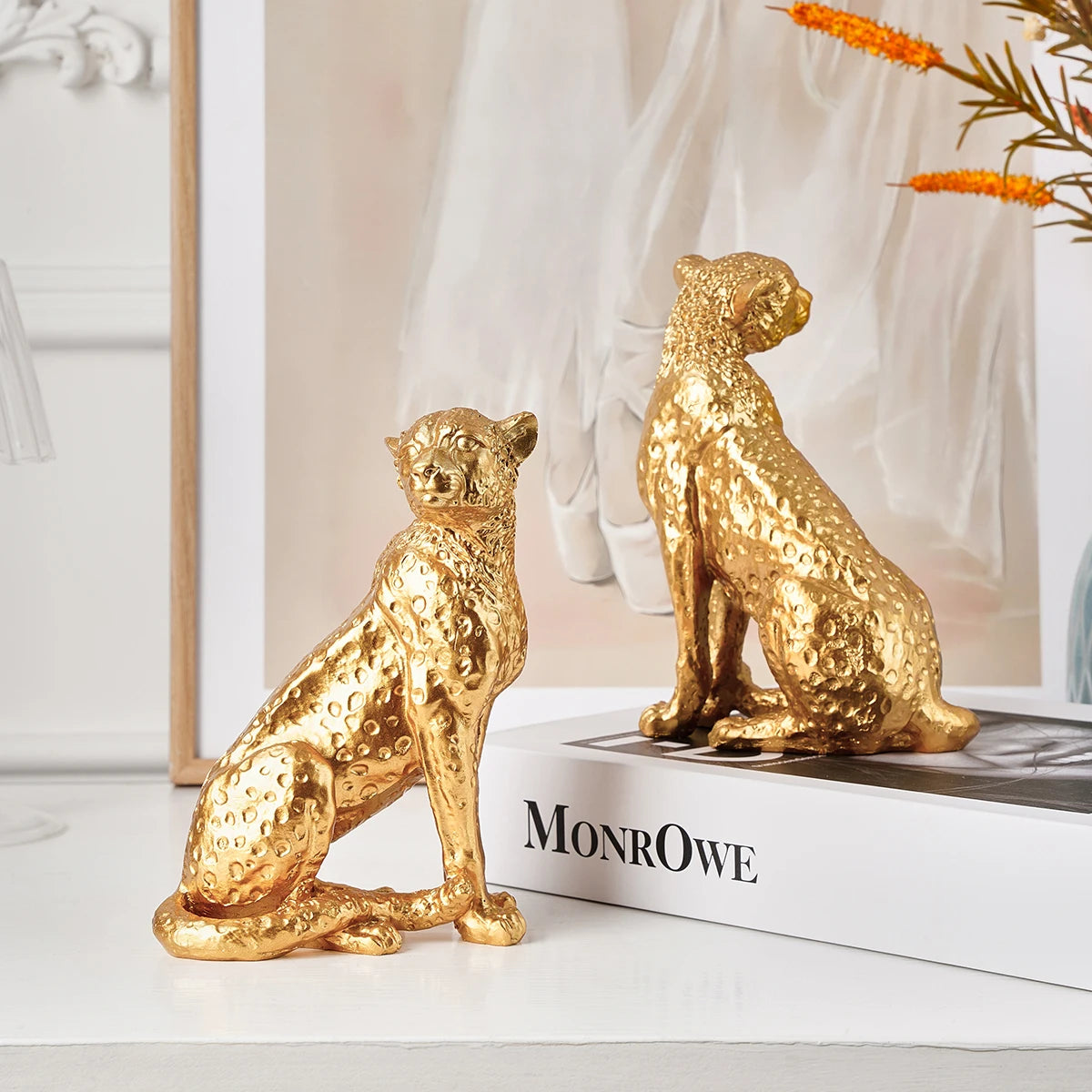 1PC, a golden leopard-shaped squatting desktop decorative item, suitable for study, entrance hall, office and hotel decoration