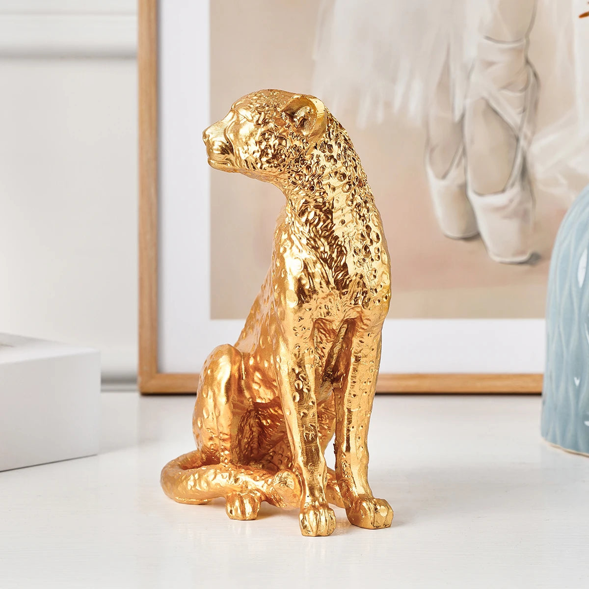 1PC, a golden leopard-shaped squatting desktop decorative item, suitable for study, entrance hall, office and hotel decoration